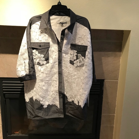 - Super cute button down lace top - Picture 4 of 9